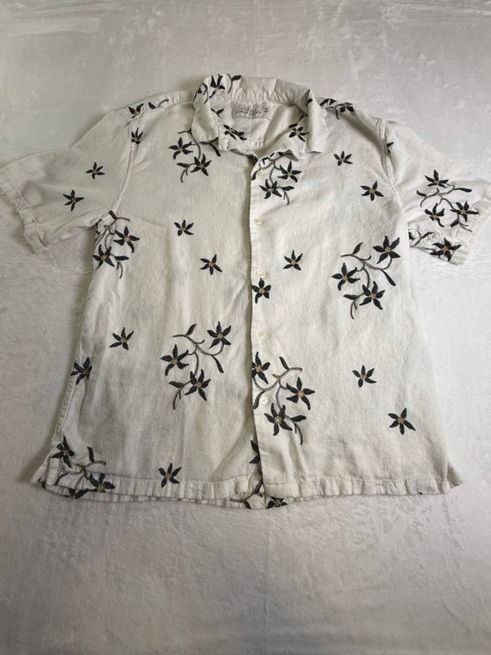 Abercrombie & Fitch White Linen Short-Sleeve Shirt with Black Floral Print - Picture 3 of 5